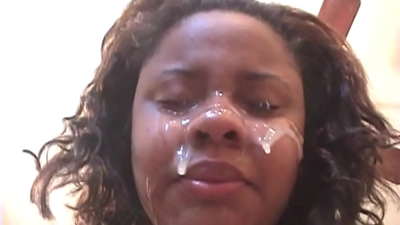 Zwart Braziliaans meisje krijgt een cum op haar gezicht na anale seks met een grote lul