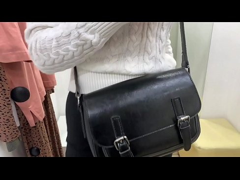 ❤️ Publiekelijke masturbatie van jonge teef FeralBerry met een dildo in de paskamer ❌ Russian porno at nl.valeshop.top