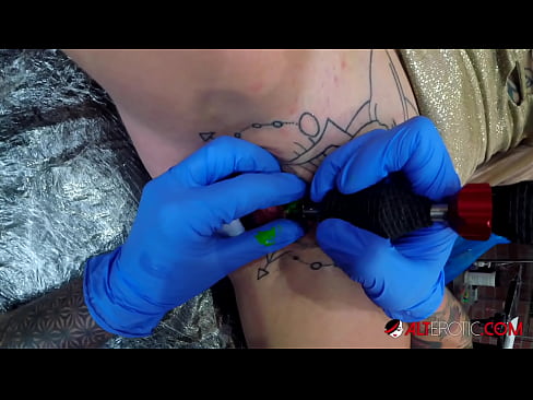 ❤️ Extreem getatoeëerde hottie Sully Savage kreeg een tatoeage op haar clitoris ❌ Russian porno at nl.valeshop.top